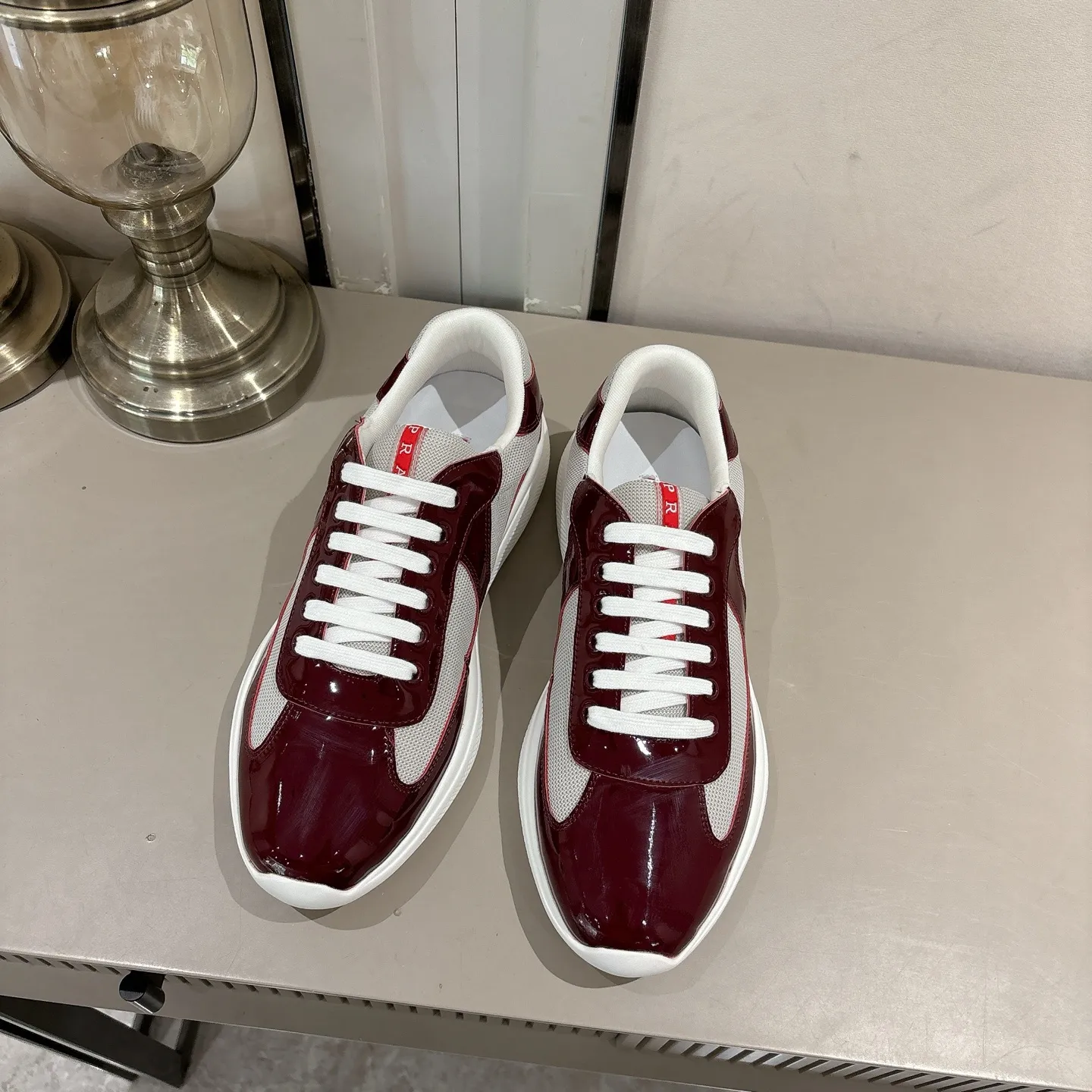 👟👟Ex-factory price 520👟👟 (Top version) Prada casual sports shoes, fashionable thick-soled casual loafers, unique taste, loved by everyone and easy to control, popular every year. There is also a versatile classic shoe last, which is enough to conquer you, wear it, increase the height and casualness, simple and handsome on the feet. The fabric is imported patent leather, the inner foot pad is soft and delicate, and the breathable mesh fabric is comfortable, ip Foam mold anti-slip lightweight outsole